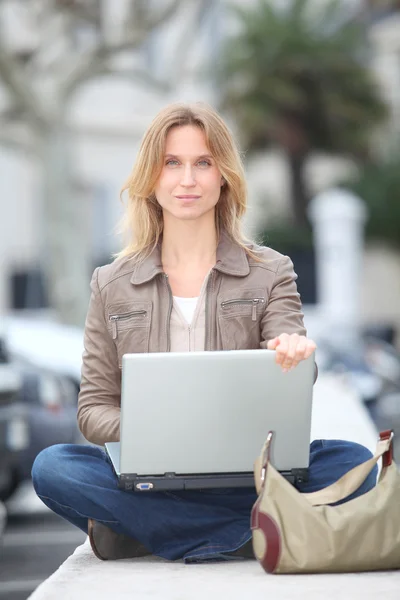 Laptopot használó nő — Stock Fotó