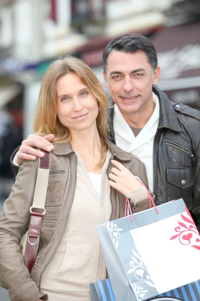 Casal fazendo compras — Fotografia de Stock