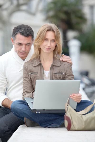 Couple connecté sur internet — Photo