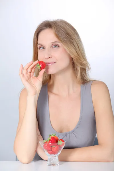 Piękne blond kobieta jedzenie truskawek — Zdjęcie stockowe
