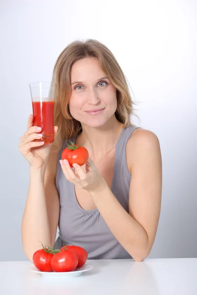 Kadın domates suyu içiyor. — Stok fotoğraf