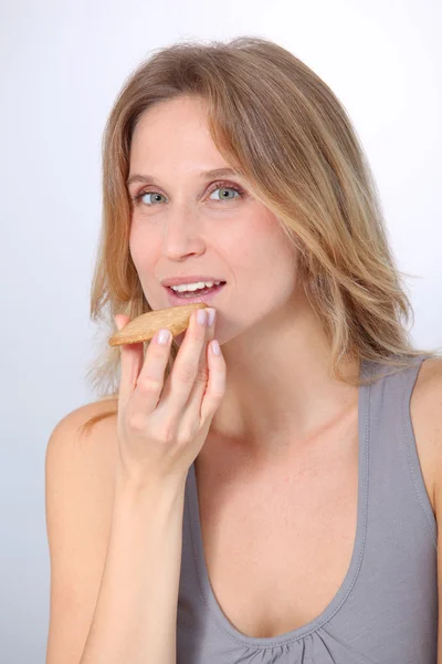 クッキーを食べる女のクローズ アップ — ストック写真