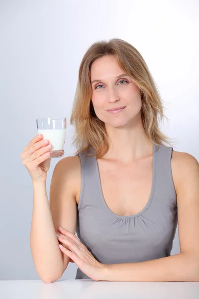 Primer plano de la hermosa mujer bebiendo leche — Foto de Stock