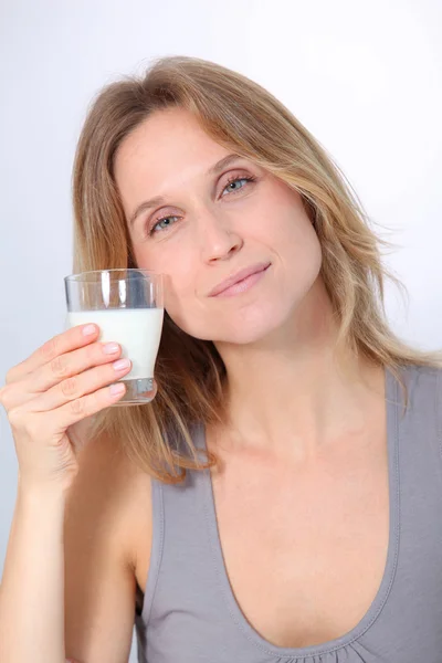 Primer plano de la hermosa mujer bebiendo leche — Foto de Stock