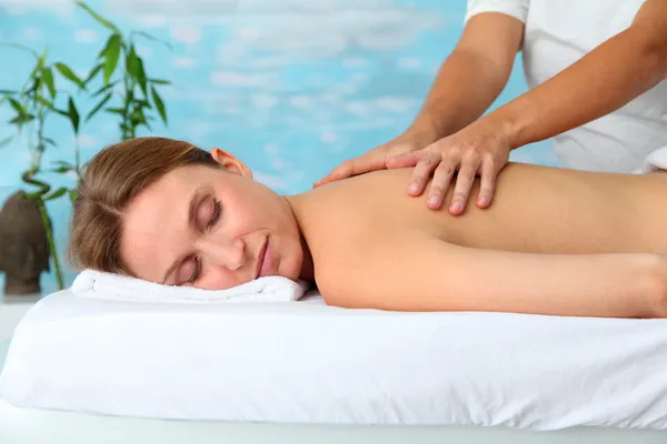 Close-up de mulher loira bonita em uma cama de massagem — Fotografia de Stock