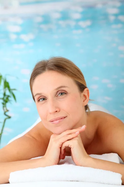 Close-up de mulher loira bonita em uma cama de massagem — Fotografia de Stock