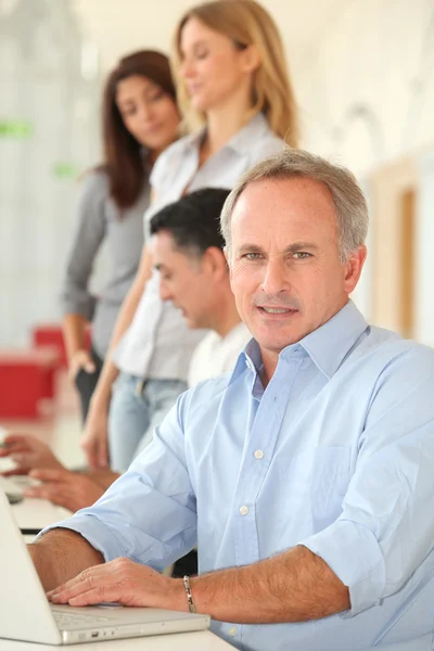 Zakenman in werk vergadering — Stockfoto