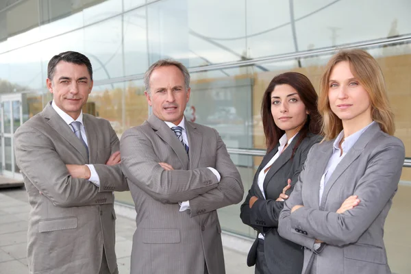 Reunión de negocios en una exposición — Foto de Stock