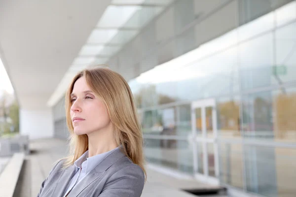 Closeup of blond businesswoman standing outside — Stock Photo, Image