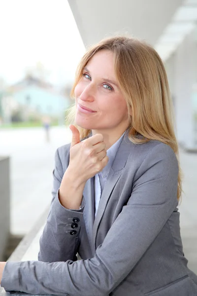 Nahaufnahme einer blonden Geschäftsfrau, die draußen steht — Stockfoto