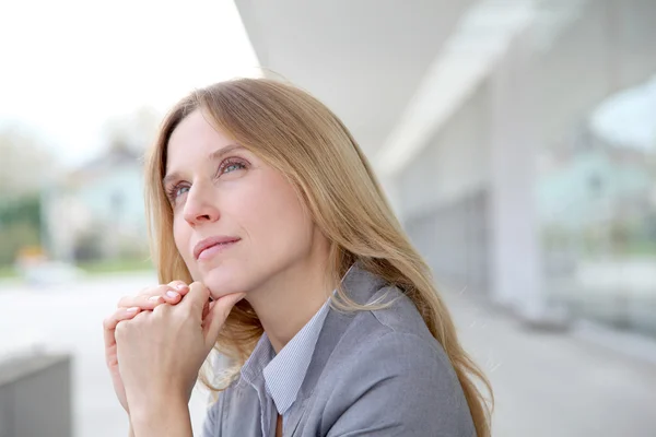 Primer plano de la mujer de negocios rubia de pie fuera — Foto de Stock