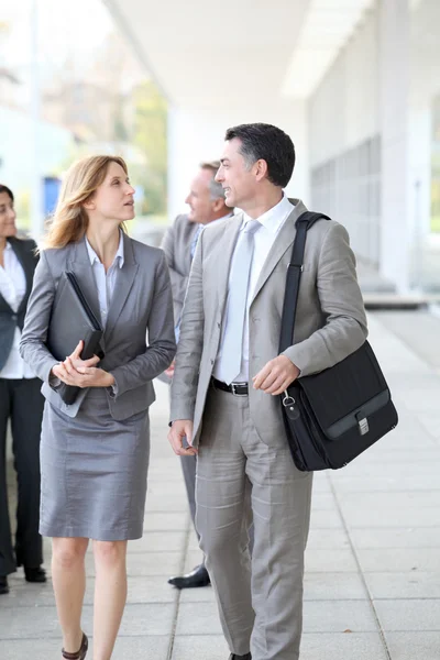 Business a piedi fuori da un centro congressi — Foto Stock