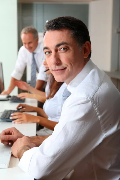 Ritratto di uomo d'affari sorridente in un incontro — Foto Stock