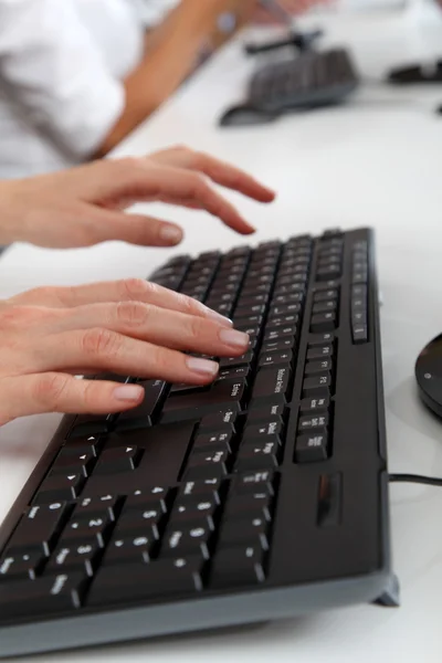 Primer plano de las manos en el teclado de la computadora —  Fotos de Stock