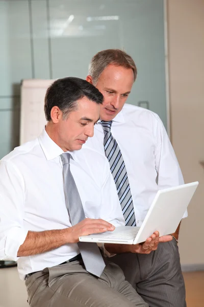 Försäljare möte på kontoret med laptop — Stockfoto