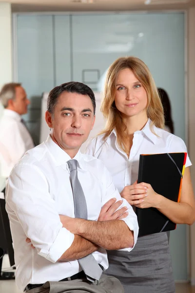 Manager und Verkäuferin treffen sich im Büro — Stockfoto