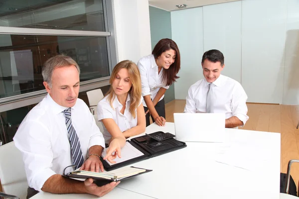 Incontro di lavoro intorno al tavolo — Foto Stock