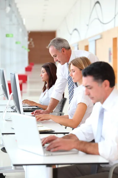 Formación empresarial en oficinas modernas — Foto de Stock