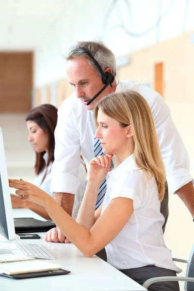 Business working in front of computer with headphones — Stock Photo, Image