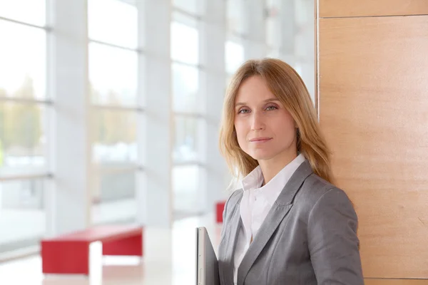 Nahaufnahme einer blonden Geschäftsfrau, die im Saal steht — Stockfoto