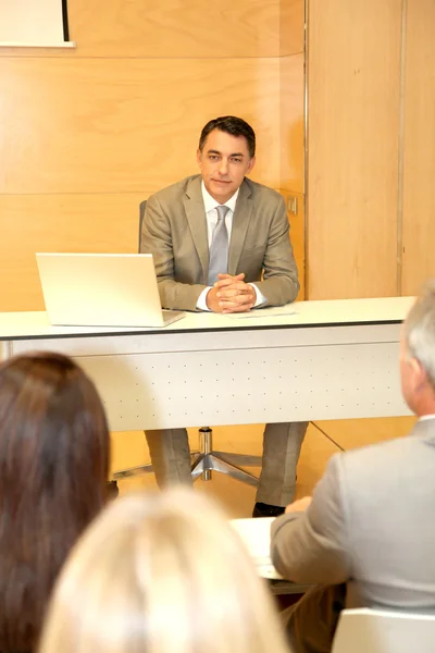 Uomo d'affari in sala conferenze — Foto Stock