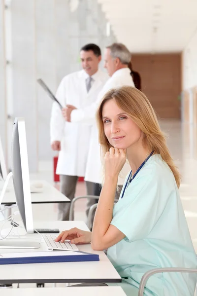 Портрет красивой медсестры перед врачом — стоковое фото