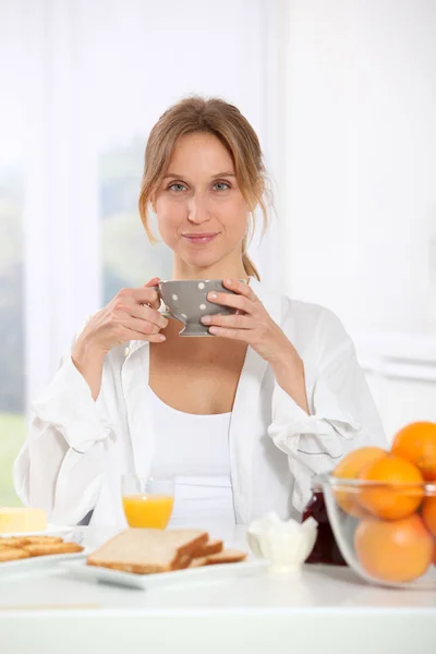 Woman having breakfast in the morning — Stock Photo, Image