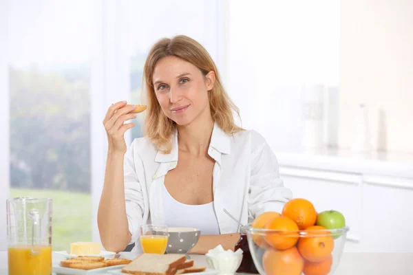 Frau frühstückt am Morgen — Stockfoto