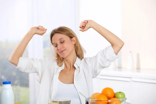 Donna che fa colazione al mattino — Foto Stock