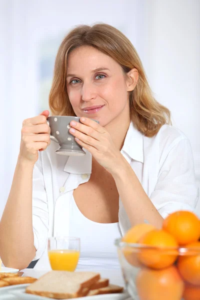 Woman having breakfast in the morning — Stock Photo, Image