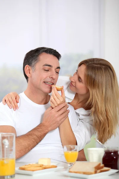 Par med frukost under veckan slut — Stockfoto