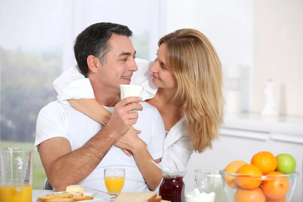 Couple prenant le petit déjeuner pendant le week end — Photo