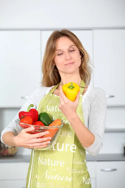 Mujer en cocina lista para preparar comida con verduras —  Fotos de Stock