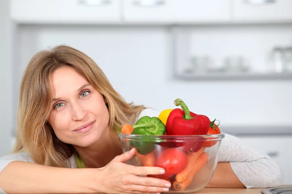 Frau in Küche bereit, Mahlzeit mit Gemüse zuzubereiten — Stockfoto