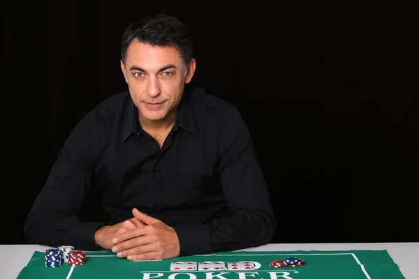 Uomo seduto al tavolo da poker — Foto Stock