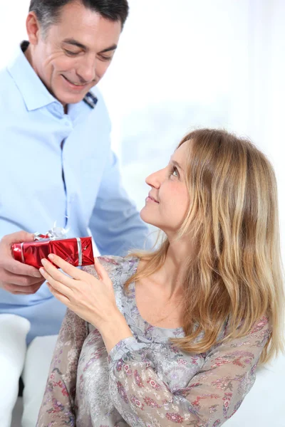 Homem dando um presente à mulher — Fotografia de Stock