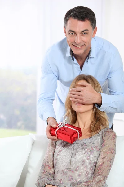 Homem dando um presente à mulher — Fotografia de Stock