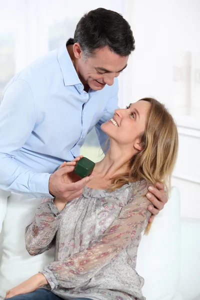 Homem dando um presente à mulher — Fotografia de Stock