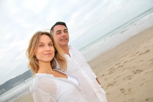 Couple walking by the beach — Stock Photo, Image