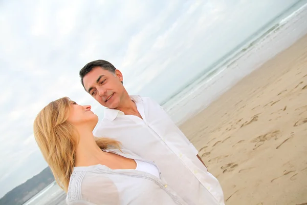 Couple marchant sur la plage — Photo