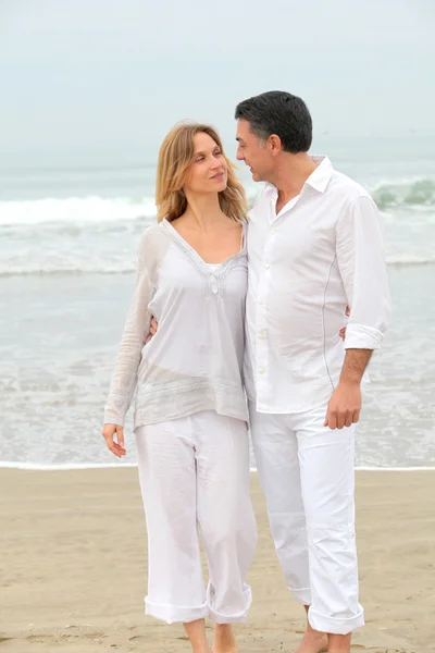 Casal caminhando pela praia — Fotografia de Stock