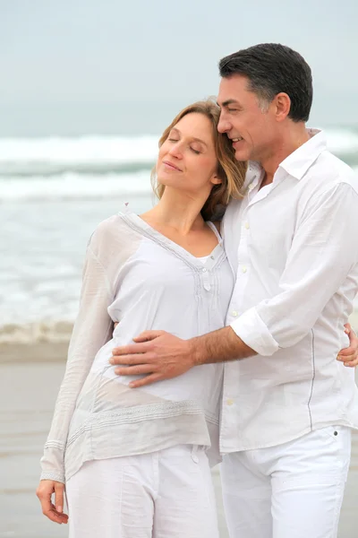 Casal caminhando pela praia — Fotografia de Stock