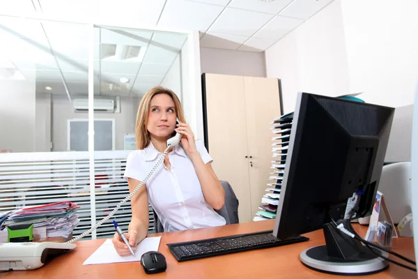 Žena mluvila po telefonu v kanceláři — Stock fotografie