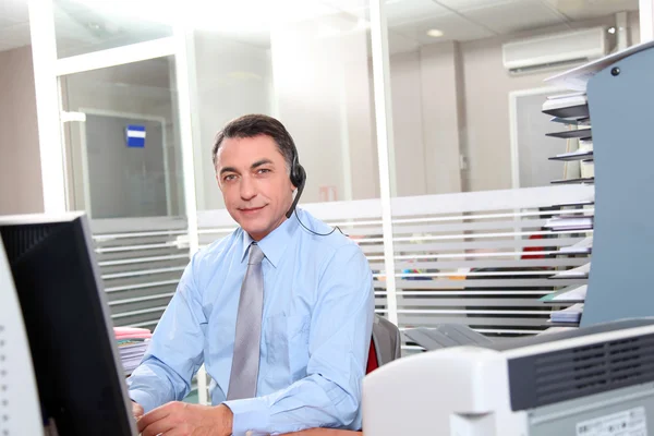 Homme adulte dans le bureau parlant au téléphone — Photo