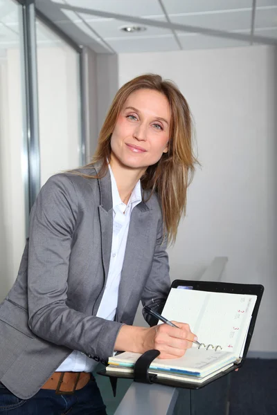 Retrato de mujer de negocios rubia en chaqueta gris —  Fotos de Stock