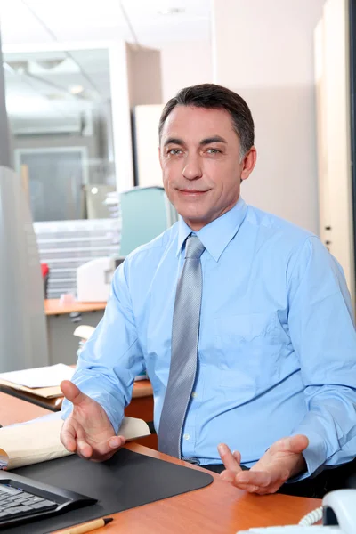 Biznesmen z niebieską koszulę, praca w biurze — Zdjęcie stockowe