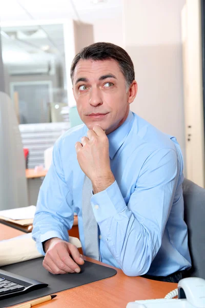 Empresário com camisa azul trabalhando no escritório — Fotografia de Stock