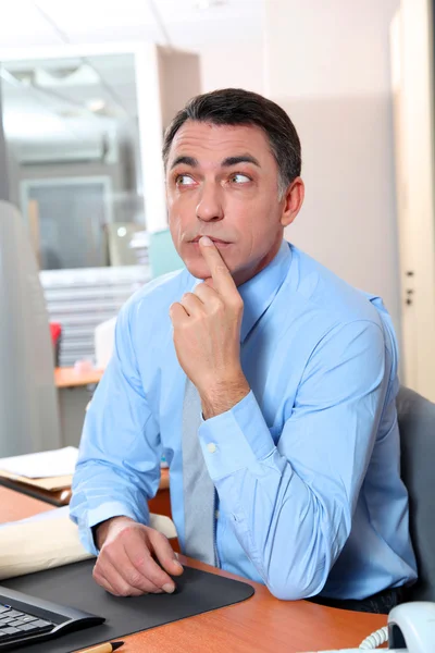 Geschäftsmann mit blauem Hemd arbeitet im Büro — Stockfoto