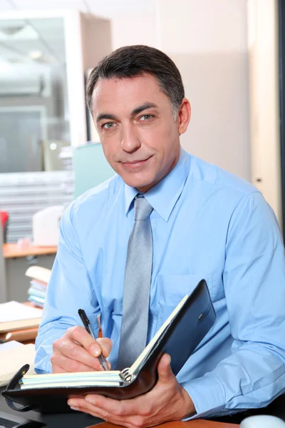 Empresário com camisa azul trabalhando no escritório — Fotografia de Stock