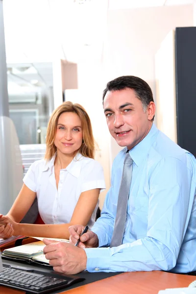 Manager und Mitarbeiter vor dem Computer im Büro — Stockfoto